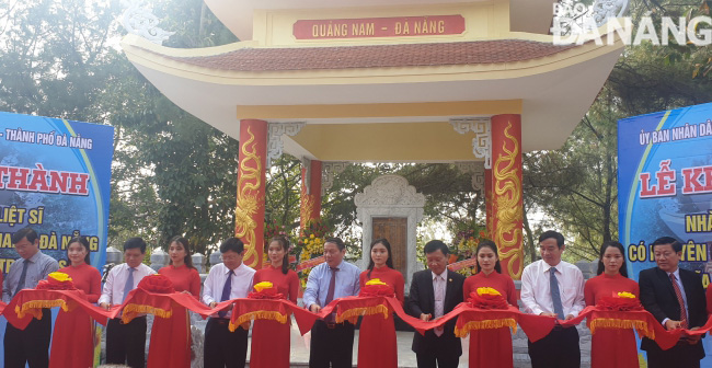 The ribbon cutting ceremony for the inauguration of the memorial stele