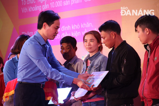 Chủ tịch LĐLĐ thành phố Nguyễn Duy Minh trao quà hỗ trợ của đơn vị tài trợ cho công nhân lao động khó khăn. Ảnh: L.P