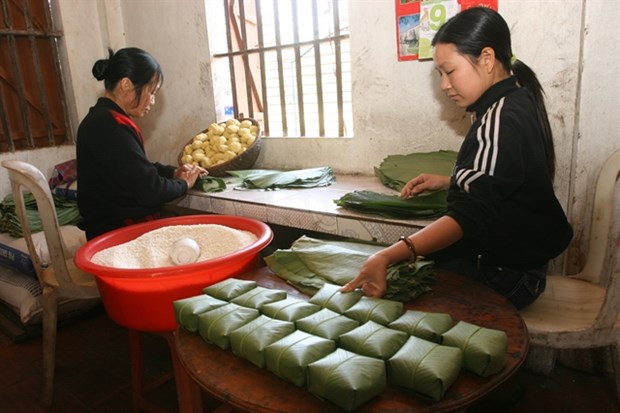 Making chung cake (Photo: VNA)