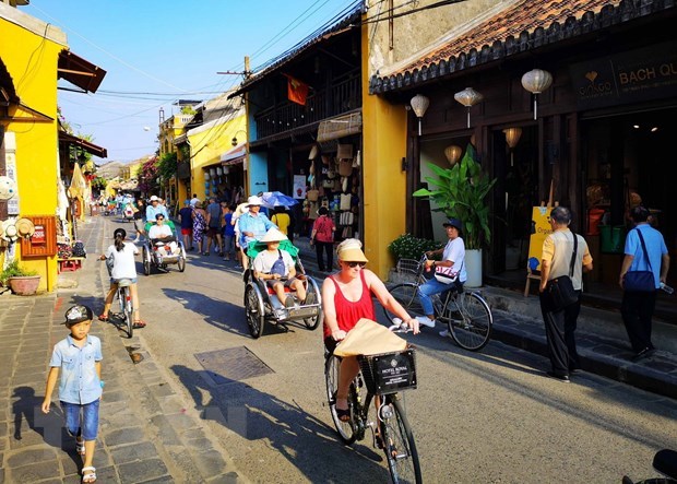 Foreign tourists visit Hoi An ancient city in Viet Nam's central province of Quang Nam (Photo: VNA)