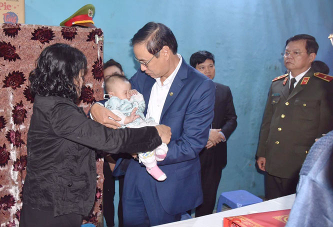 Phó Bí thư Thành ủy Hà Nội Đào Đức Toàn thăm hỏi động viên gia đình đồng chí Phạm Công Huy