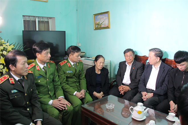 Bộ trưởng Tô Lâm thăm hỏi, động viên gia đình đồng chí Nguyễn Huy Thịnh.