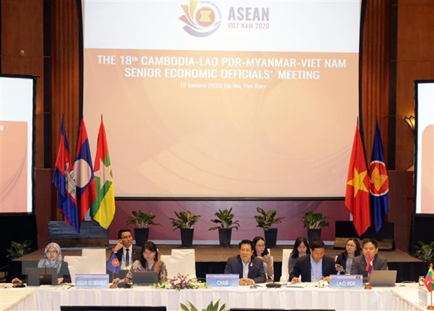 Trưởng đoàn SEOM Hợp tác kinh tế CLMV của Lào điều hành cuộc họp. (Ảnh: Trần Việt/TTXVN)