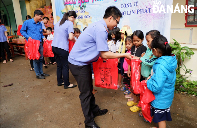 Chi đoàn Viện KSND thành phố Đà Nẵng phối hợp cùng Chi đoàn Viện KSND quận Ngũ Hành Sơn tổ chức trao 63 suất quà Tết cho các học sinh tại Trường tiểu học Hòa Phú (khu vực Phú Túc) vào ngày 3-1-2020. Ảnh: UBND xã Hòa Phú cung cấp