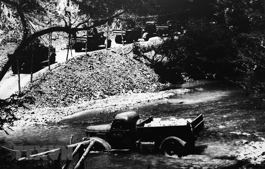 Một đoạn đường nơi không có rừng che phủ, Tiểu đoàn 33 công binh, Binh trạm 14 phải làm giàn phủ lá ngụy trang, rải đá hộc để hoàn thiện mặt đường, đảm bảo an toàn cho các đoàn xe đi qua, tháng 3/1971. (Ảnh: Tư liệu/TTXVN)