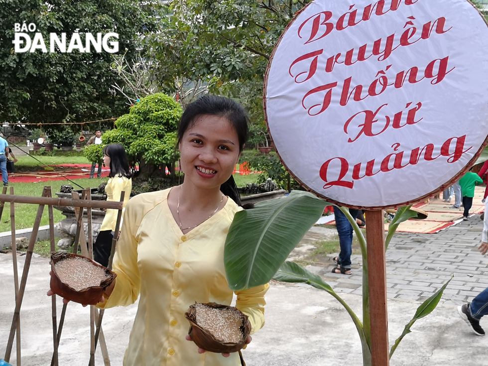 One sale at the two-day fair were specialities of Da Nang and the neighbouring province of Quang Nam, including Nam O fish sauce, and Mrs Lieu Kho Me (sesame cake), Tuy Loan rice paper, traditional cakes, and 'li xi' envelopes.