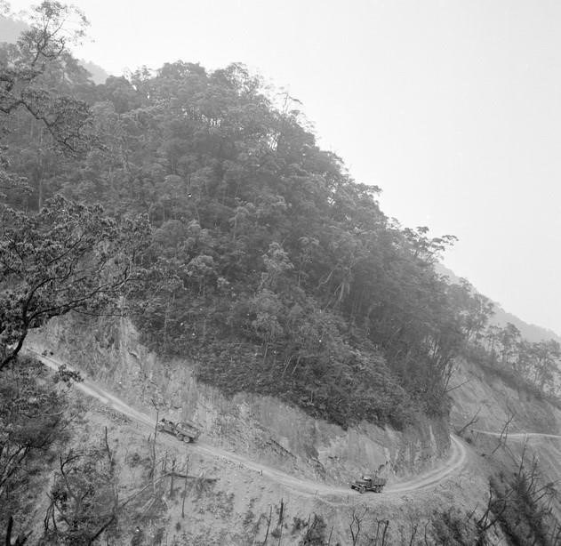 Ôtô vận tải quân sự của đoàn Quang Trung vượt qua trọng điểm Y, một trong những trọng điểm địch đánh phá ác liệt để đưa hàng ra tiền tuyến kịp thời, tháng 5/1972. (Ảnh: Văn Sắc/TTXVN)