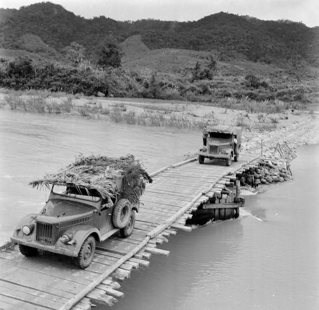 Xe vận tải vượt cầu phao La Khê bắc qua sông La (Hà Tĩnh) ra mặt trận. (Ảnh: Hồ Ca/TTXVN)