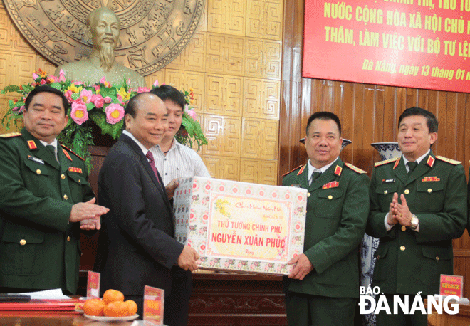 Thủ tướng Chính phủ Nguyễn Xuân Phúc tằng quà và chúc Tết cán bộ chiến sỹ Bộ Tư lệnh Quân khu 5. Ảnh: TRỌNG HÙNG
