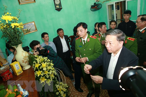 Đại tướng Tô Lâm, Bộ trưởng Bộ Công an thắp hương chia buồn sự mất mát của thân nhân Thượng tá Nguyễn Huy Thịnh. (Ảnh: Doãn Tấn/TTXVN)
