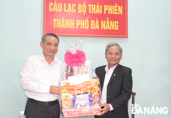 Bí thư Thành ủy Trương Quang Nghĩa thăm và tặng quà Tết Ban Chủ nhiệm CLB Thái Phiên. Ảnh: TRỌNG HÙNG