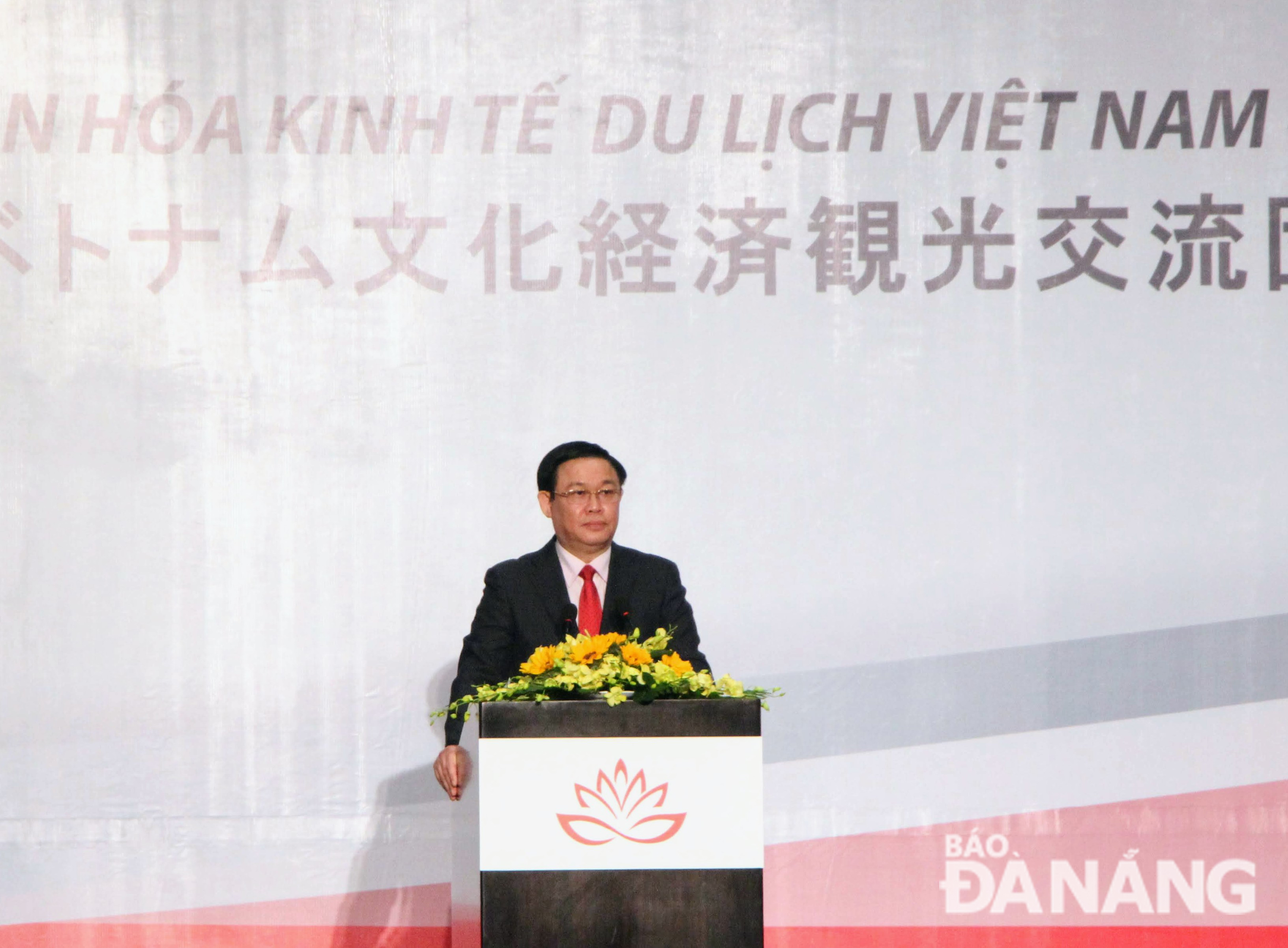 Deputy PM Vuong Dinh Hue speaking at the opening ceremony