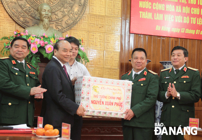 PM Phuc (2nd left) presenting a Tet gift to the Military Zone 5 High Command