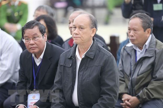 Bị cáo Trần Văn Minh (ngồi giữa, sinh năm 1955, cựu Chủ tịch UBND thành phố Đà Nẵng, giai đoạn từ năm 2006-2011) và các bị cáo tại phiên xét xử. (Ảnh: Doãn Tấn/TTXVN)