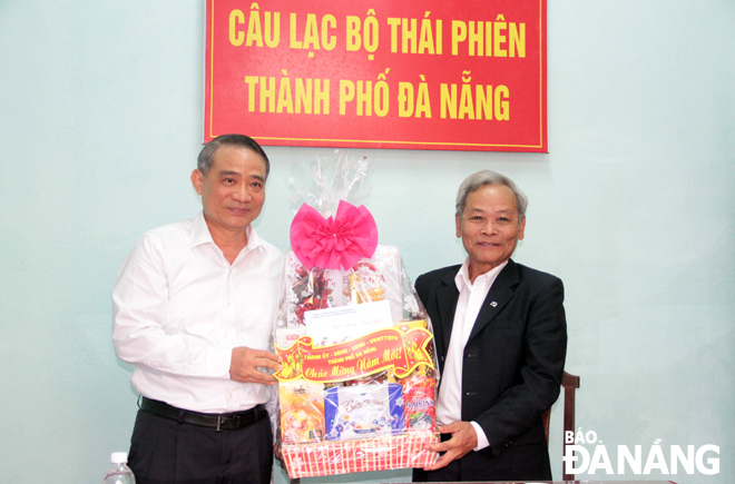 Bí thư Thành ủy Trương Quang Nghĩa (bên trái) thăm và tặng quà Tết Ban Chủ nhiệm CLB Thái Phiên.  Ảnh: TRỌNG HÙNG