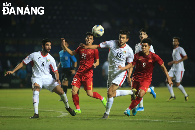 Các cầu thủ U23 Việt Nam (áo đỏ) phải trải qua 1 trận đấu cực kỳ khó khăn để giành được 1 điểm trước U23 Jordan trong trận đấu tối 13-1.  					                Ảnh: ĐÌNH VIÊN
