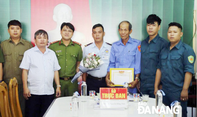Ông Trần Thế Sơn, Chủ tịch UBND phường Thạch Thang (thứ hai, từ trái sang) khen thưởng cho Tổ tuần tra 8394 của phường vì thành tích trong phòng, chống tội phạm.