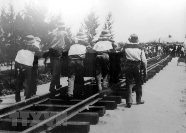  Bộ đội binh đoàn Trường Sơn tham gia khôi phục tuyến đường sắt Bắc-Nam, năm 1976. (Ảnh: Tư liệu/TTXVN phát)