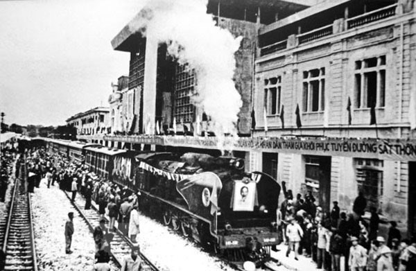  Chuyến tàu Thống Nhất đầu tiên khởi hành tại ga Hà Nội ngày 31/12/1976. (Ảnh: Tư liệu/TTXVN phát)