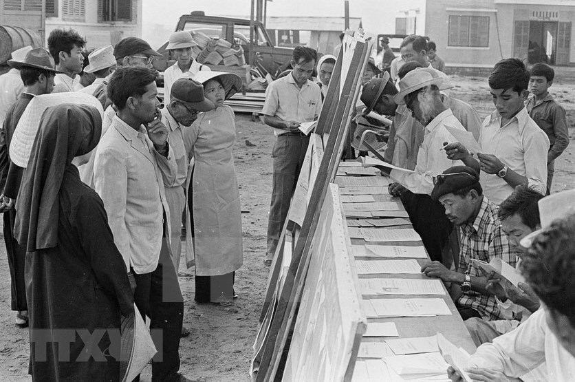  Cử tri huyện Ninh Sơn, tỉnh Thuận Hải (nay thuộc tỉnh Ninh Thuận) đi bỏ phiếu bầu Quốc hội thống nhất năm 1976. (Ảnh: TTXVN)