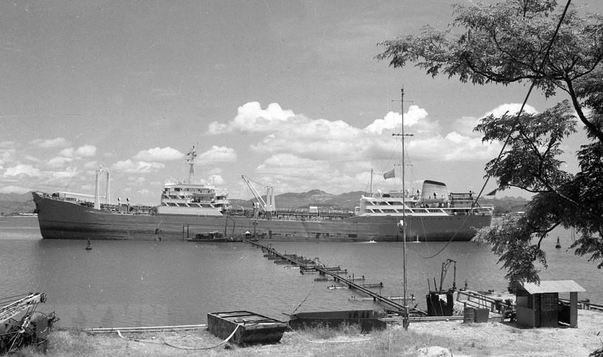  Tàu chở dầu 12.000 tấn cập bến Hòn Gai (7/1976). (Ảnh: Minh Đạo/TTXVN)