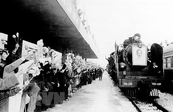  Ngày 4/1/1977, đoàn tàu Thống Nhất từ thành phố Hồ Chí Minh tới sân ga Hà Nội trước sự vui mừng của nhân dân Thủ đô. (Ảnh: Kim Hùng/TTXVN)