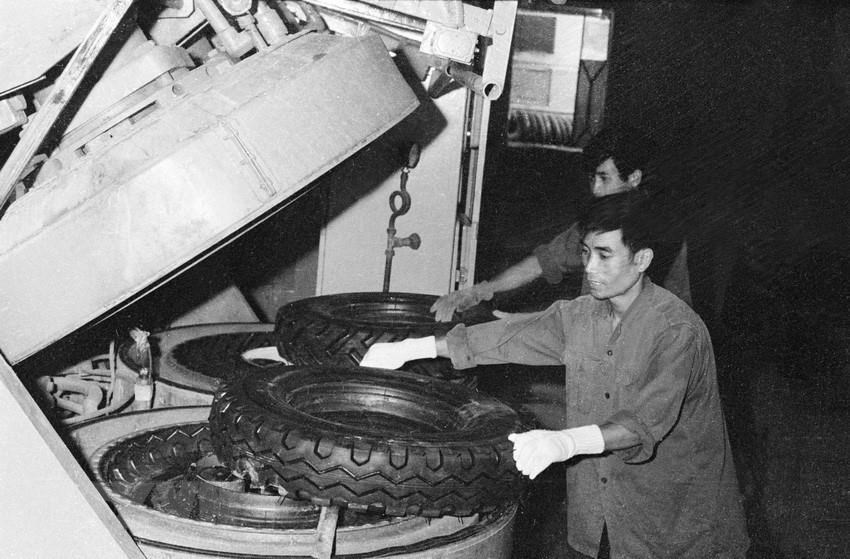  Sản xuất lốp ôtô tại Nhà máy cao su Sao Vàng (1977). (Ảnh: Văn Thái/TTXVN)