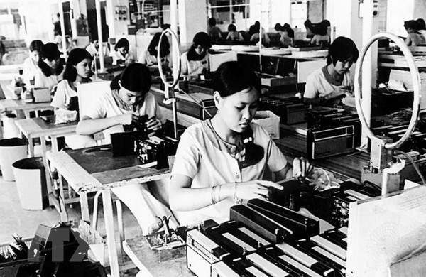  Xưởng lắp ráp máy thu hình National (Sài Gòn) tiếp tục hoạt động phục vụ nhu cầu của nhân dân. (Ảnh: Tư liệu/TTXVN)