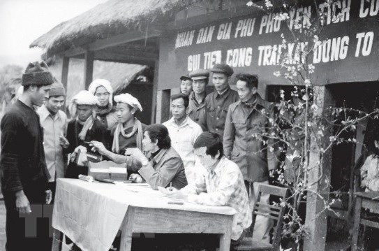  Đồng bào các dân tộc tỉnh Hòa Bình đăng ký mua công trái xây dựng Tổ quốc, do ngành Tài chính phát hành. (Ảnh: Tư liệu/TTXVN phát)