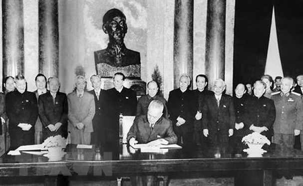  Quyền Chủ tịch nước Nguyễn Hữu Thọ ký Sắc lệnh công bố Hiến pháp mới, tháng 12/1980. (Ảnh: Tư liệu TTXVN)