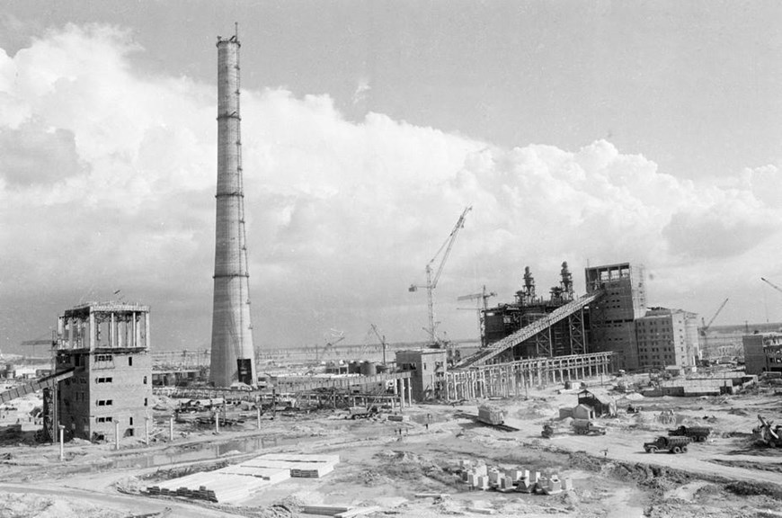  Trên công trường xây dựng nhà máy nhiệt điện Phả Lại, ống khói cao 195m do xí nghiệp xây dựng 904 thi công đã hoàn thành (1982). (Ảnh: Nguyễn Thụ/TTXVN)
