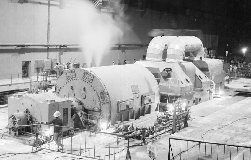 Ngày 19/10/1983, nhà máy nhiệt điện Phả Lại cho chạy thử đồng bộ không tải tổ máy số 1 nhà máy nhiệt điện Phả Lại, đạt các thông số kỹ thuật (1983). (Ảnh: Cẩm Bình - TTXVN)