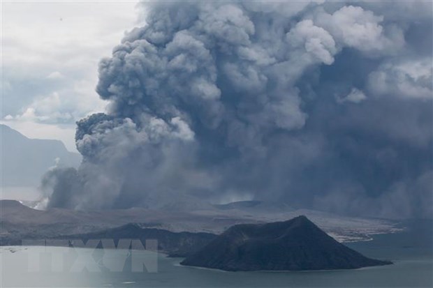 Taal volcano, 90 kilometres to the south of Manila, spews lava into the air and spreads ash across the Philippines. (Photo: Xinhua/VNA)