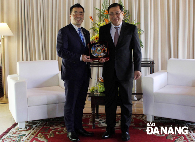 Municipal People’s Committee Chairman Tho (right) held a reception on Monday for Governor of Shiga Prefecture Taizo Mikazuki