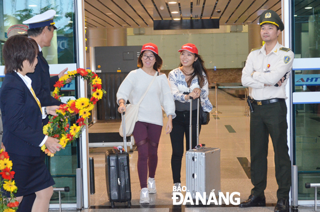 Japanese air passengers on the first flight departing from the Tokyo International Airport, commonly known as Haneda Airport, were welcomed at Da Nang International Airport