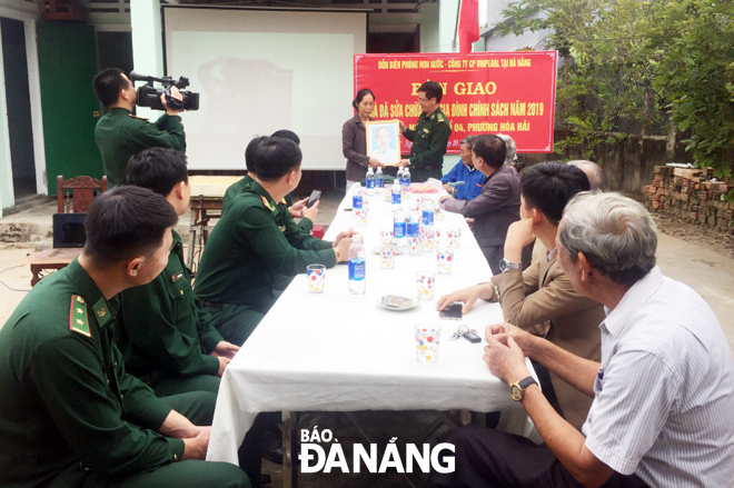 Đồn Biên phòng Non Nước và Công ty CP Vinpearl Chi nhánh Đà Nẵng tổ chức bàn giao nhà sau sửa chữa cho gia đình khó khăn trên địa bàn quận Ngũ Hành Sơn.