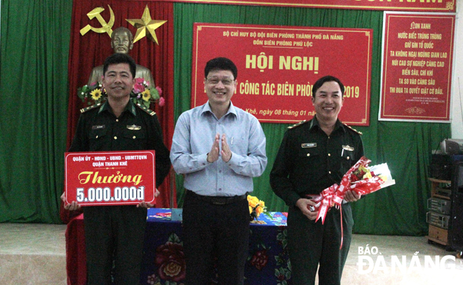 Bí thư Quận ủy Thanh Khê Ngô Xuân Thắng khen thưởng Đồn Biên phòng Phú Lộc lập chiến công đấu tranh với tội phạm ma túy đầu năm 2020.