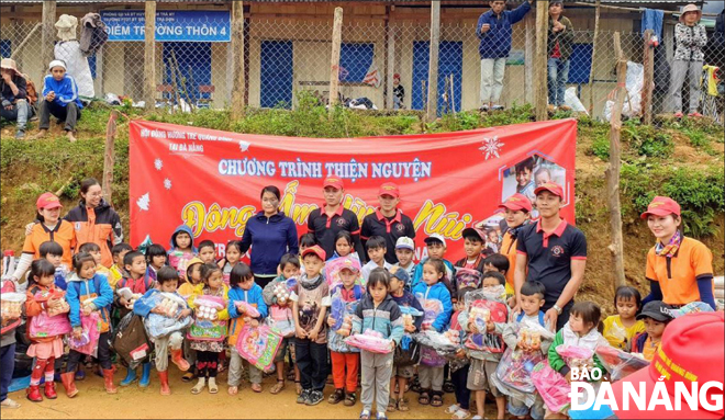 Các bạn trẻ thuộc Hội đồng hương Quảng Bình tại Đà Nẵng trao quà cho bà con xã Trà Dơn, huyện Nam Trà My, tỉnh Quảng Nam.