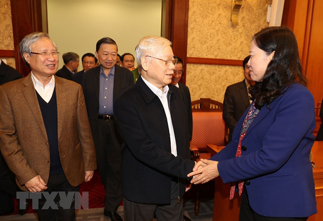 •        Tổng Bí thư, Chủ tịch nước Nguyễn Phú Trọng với các đồng chí thành viên Ban Chỉ đạo dự phiên họp. (Ảnh: Trí Dũng/TTXVN)
