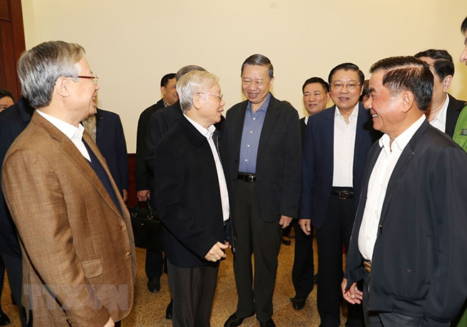•        Tổng Bí thư, Chủ tịch nước Nguyễn Phú Trọng với các đồng chí thành viên Ban Chỉ đạo dự phiên họp. (Ảnh: Trí Dũng/TTXVN)