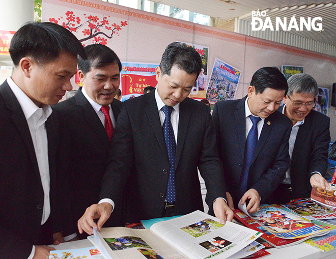Phó Bí thư Thường trực Thành ủy Nguyễn Văn Quảng (thứ 3 từ trái sang) cùng các đại biểu tham quan gian trưng bày Hội Báo Xuân Canh Tý 2020.