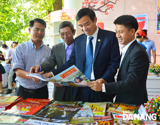 This year’s event attracts the participation of 21 media agencies. Amongst are 16 representative offices of central and local media agencies based in Da Nang. In picture: Municipal People’s Committee Vice Chairman Le Trung Chinh (2nd right) visiting a display.