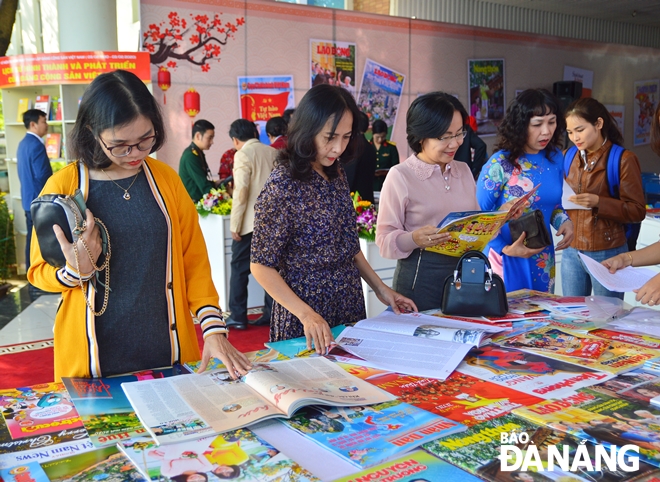 Through the display of Tet magazines, and the organision of a photo exhibition, the festival showcases the diversity and excitement in journalism activities in the city.