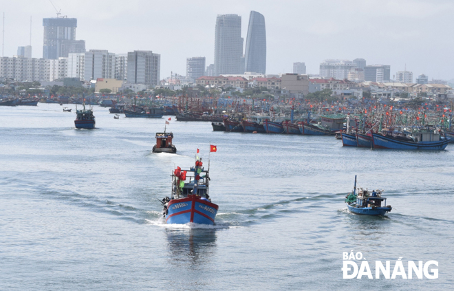 Tàu cá của ngư dân Đà Nẵng ra khơi đánh bắt hải sản chuyến đầu tiên của năm 2020 và phục vụ Tết Canh Tý. 					  