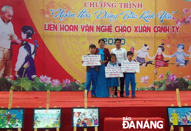 Ban giám hiệu Trường tiểu học Nguyễn Văn Trỗi trao quà cho học sinh nghèo.