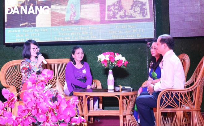Chị Ngọc (thứ 2, từ trái qua) cùng các cán bộ ngành y tế - dân số chia sẻ kinh nghiệm về nghề.