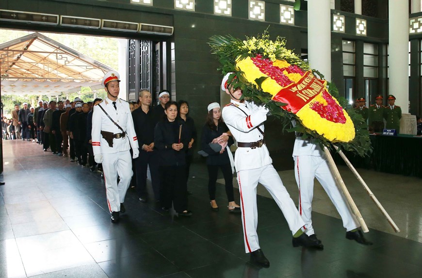 Đại diện gia đình bên nội, ngoại 3 liệt sỹ Công an nhân dân hy sinh tại Đồng Tâm vào viếng. (Ảnh: Doãn Tấn/TTXVN)
