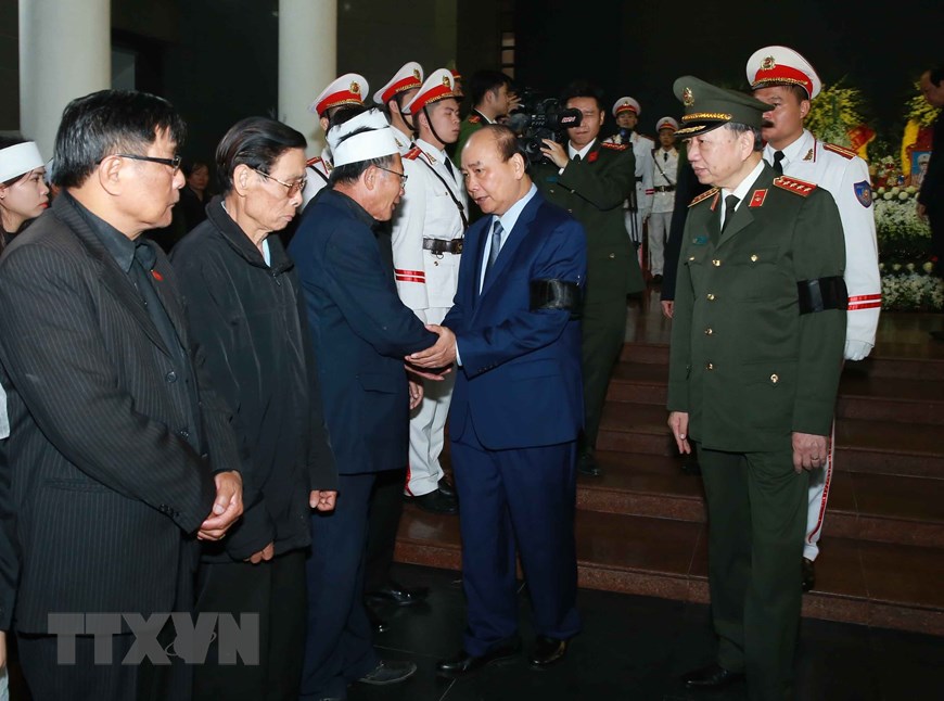 Thủ tướng Chính phủ Nguyễn Xuân Phúc chia buồn với gia đình 3 liệt sỹ. (Ảnh: Doãn Tấn/TTXVN)