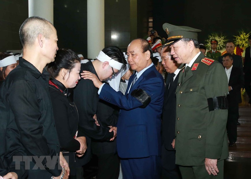 Thủ tướng Chính phủ Nguyễn Xuân Phúc chia buồn với gia đình 3 liệt sỹ. (Ảnh: Doãn Tấn/TTXVN)