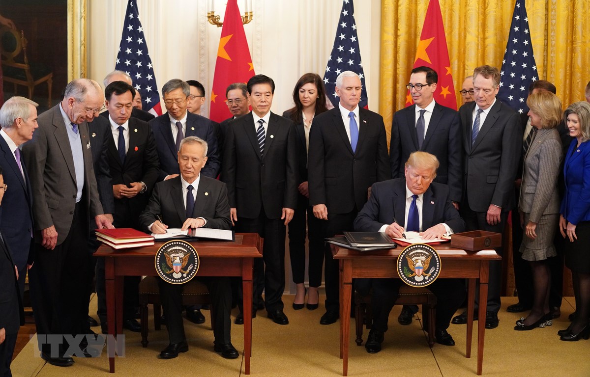 Tổng thống Mỹ Donald Trump (phải, phía trước) và Phó Thủ tướng Trung Quốc Lưu Hạc (trái, phía trước) tại lễ ký thỏa thuận thương mại giai đoạn một ở Washington DC., ngày 15-1-2020. (Ảnh: THX/TTXVN)